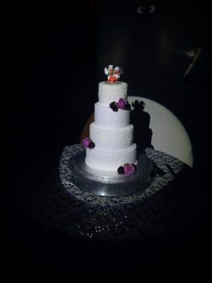 Spot light on wedding cake