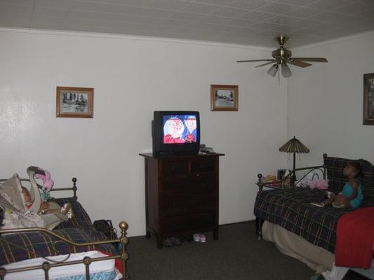 Front room, 2 daybeds, the one on the right has a pull out bed below it (Lodge Pole)