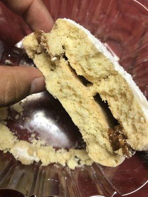 Solo le ponen dulce de leche en la orilla del alfajor y dejan la parte de adentro vacío que engaño!!!