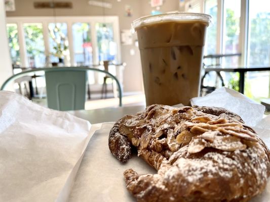 Almond croissant & iced latte (with oat milk)