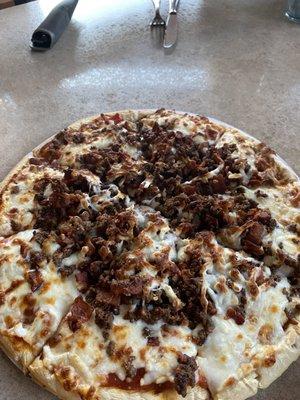 Bacon cheeseburger pizza