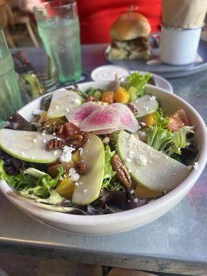 Salad with beets, walnuts and goat cheese