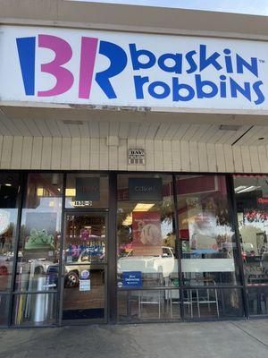 Awesome service from this Baskin Robbins today! We all got 2 scoop sundaes. 10.2.23 4:30 pm