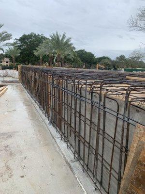 Concrete wall with concrete roof integrated at once