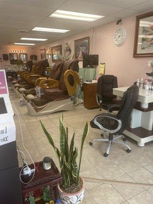 This Salon was completely empty and the worker said he was not able to service me