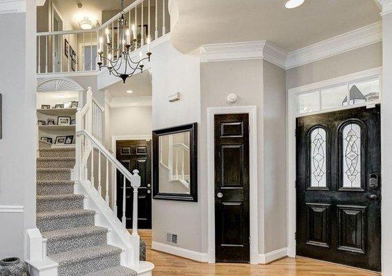 Black & White makes for a dramatic foyer.