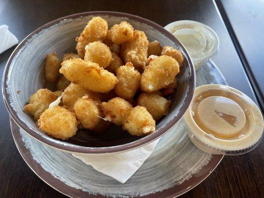 Cheese curds with garage sauce & ranch