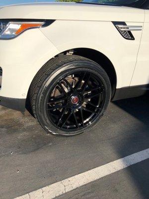 Range Rover with 22" Gloss Black Wheels