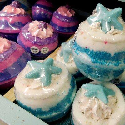 Fizzing foaming moisturizing bath bombs!