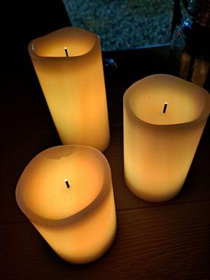 LOVE the ambiance. Picnic tables with fresh flowers and candlelight!