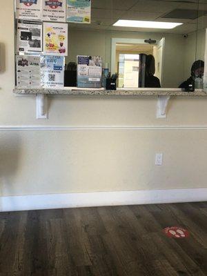 Employees eating at the front desk with no mask