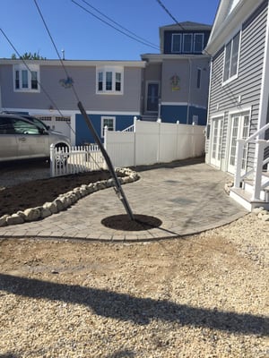 Small patio whit some river rock for the flower bed!