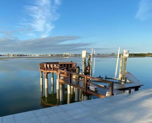 Bullnose / V-shaped slip with pier, floating dock & lift