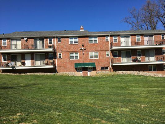 Back of the Golf View Apartments in Overbrook Park