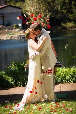 Look how he captured the falling rose petals? again... amazing!