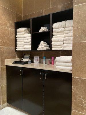 This area has towels, washcloths, shaving cream, a ne time use shavers, and a bathing suit ringer.