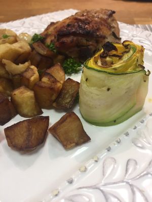 Poulet confit aux herbes de Provence ,Tian de légumes et pommes de terre persillées