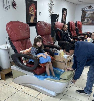 Lexi Bloom getting a mani pedi