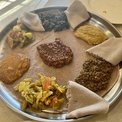 Veggie combo (Shiro, spicy lentils, cabbage, yellow peas, split peas and gomen)