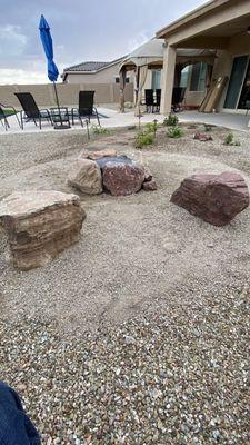 This propane fire pit with sitting boulders really give us camp fire vibes.