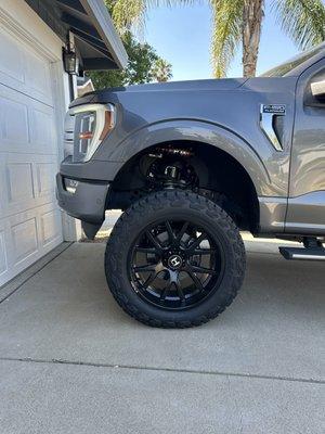 Hostile H113 22x10 -25 Offset Toyo RT 35's BDS 6" coilover