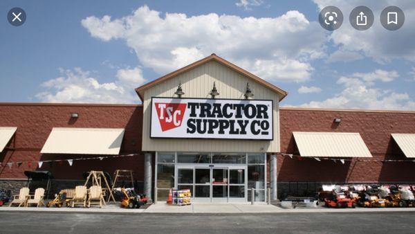 Front of a typical Tractor Supply