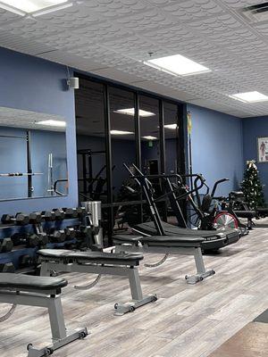 Free Weights, 5-100lb dumbbells, cardio equipment including treadmill, bike, rower, airbike