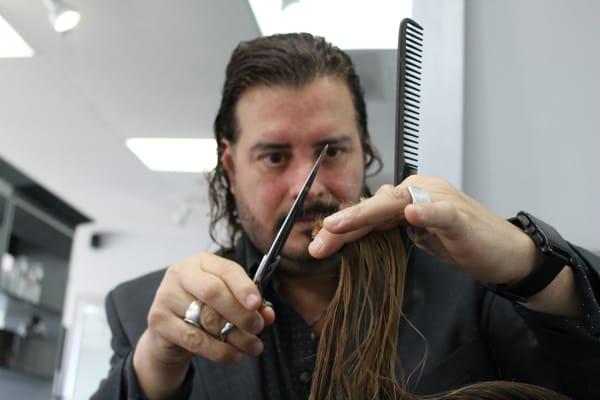 Riser working to give his client the perfect haircut for her natural curls