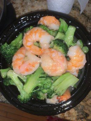 Shrimp with broccoli with a white garlic sauce. Light and savory.