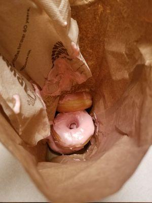 Who bags donuts like this all the icing is in the bag!! They mess up everytime.im done.