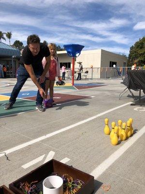 Pastor Scott bowls with the kids