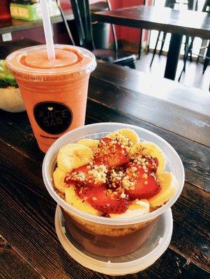 Açaí bowl and Very Strawberry smoothie