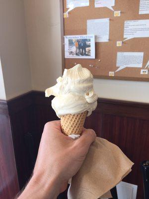 A small vanilla custard - 2 scoops