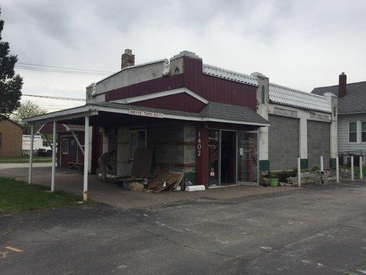 May 2018 - removal of wood panels to reveal the 1930' Art Deco gas station underneath.