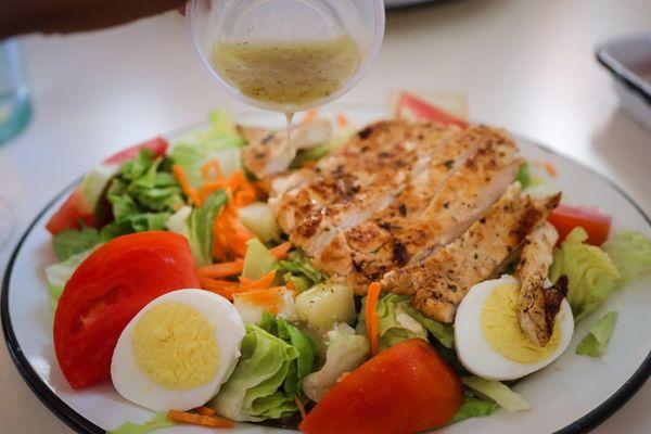 Salad with added chicken and champagne vinagrette (gluten free)