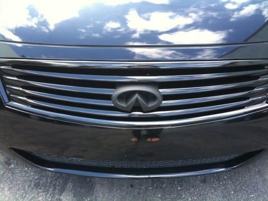 Grill in shiny black w/ Inifiniti Logo in Matte finish