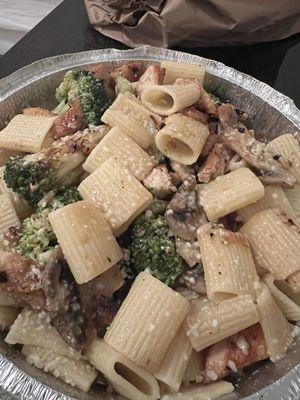 Broccoli Chicken Garlic Pasta with Rigatoni