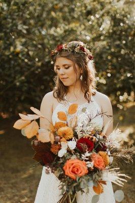 Bouquet and hair crown.