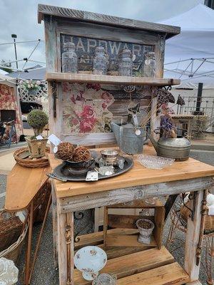 Love this open hutch!