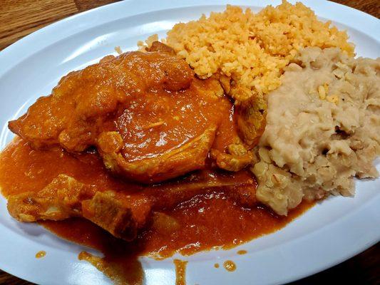 Chuletas en salsa roja.