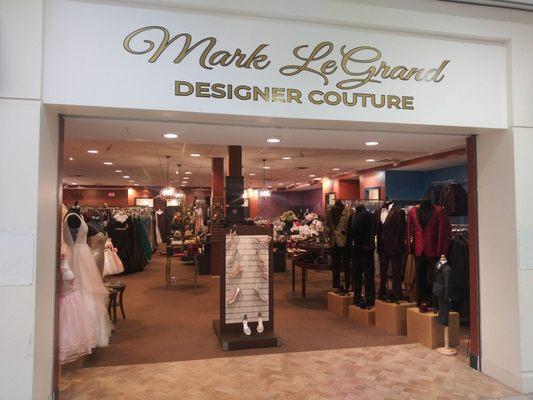 A shot of the store standing in the atrium of the Cumberland Mall.