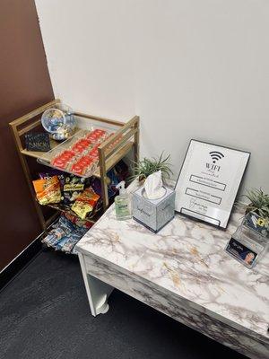 Complimentary snacks & refreshments, Free WiFi connection