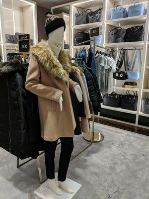 Seasonal fashion display