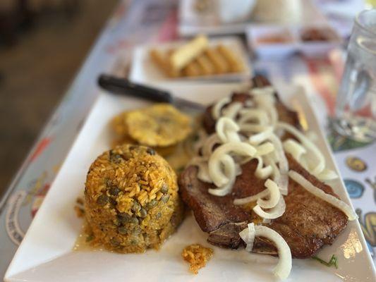 Chuletas de puerco, Arroz gandules, Tostones.