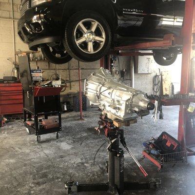 Desert Transmissions installing a rebuilt 6L80 Transmission in a Chevrolet Suburban