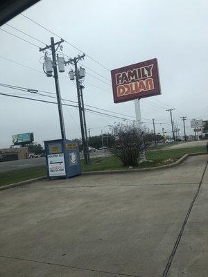 Outside signage of the family dollar!!