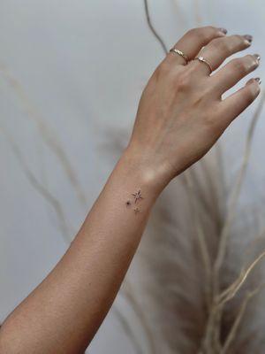 Sparkle Tattoo
Tiny tattoo
Fine line tattoo