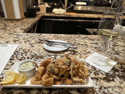 Calamari with aïoli sauce, and a glass of Sauvignon Blanc