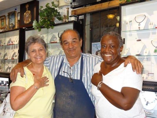 Jeweler between 2 happy customers