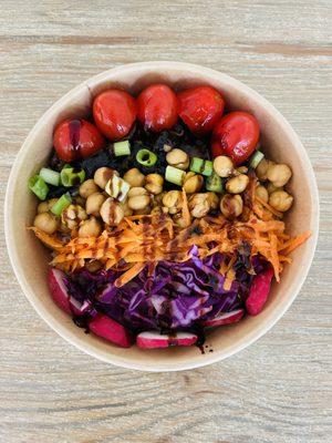 Organic jasmine rice, organic tomatoes, carrots, red cabbage, marinated chickpeas, mushrooms, balsamic glaze.